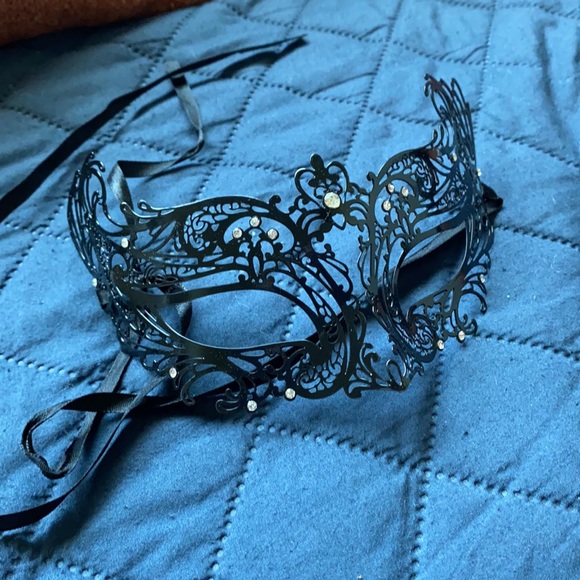 Rhinestone handmade mask - Picture 3 of 3